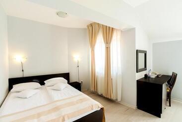 Astoria Hotel & Restaurant