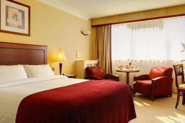 Отель D4 Clyde Court