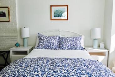 הוסטל Seaside Inn