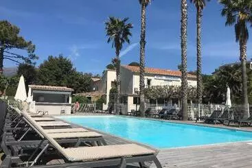 ホテル Hôtel Restaurant Les Chasseurs