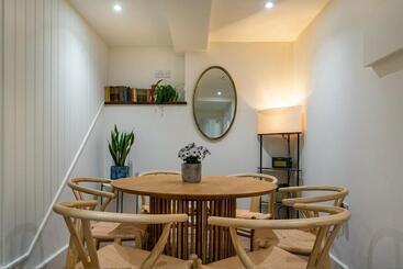 The Hoste And The Vine House Hotels