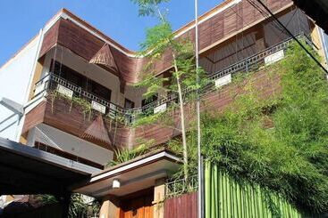 פנסיון Klipes Guest House