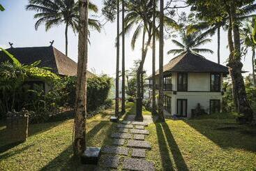 Bed and Breakfast Awan Biru Villas