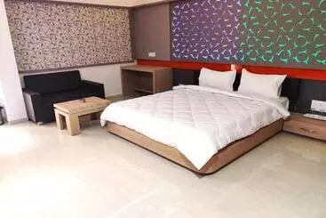 Hotel The Grand Takshak