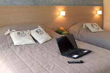 בית מלון כפרי The Originals City, Hôtel De France, Bessinessurgartempe