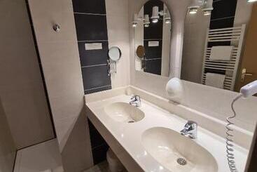 Отель Hostellerie Du Cantal