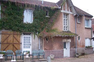 ホテル Restaurant Perreau Parc Du Morvan