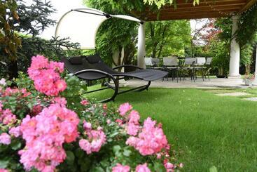 مبيت وإفطار Relais Villa Quercia