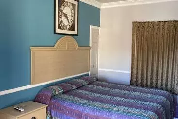 Colonial Manor Motel