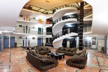 בית מלון כפרי Exquisite Luxurious Presidential Stay Pure Veg