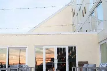 فندق Newport Harbor Island Resort