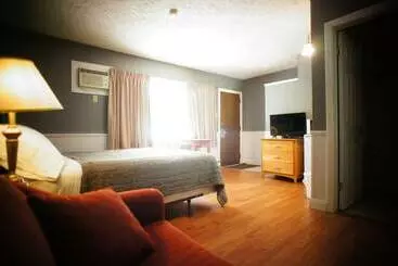 هتل Silverwood Inn & Suites