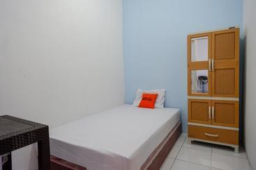 Hotelli Koolkost Female Syariah Near Udinus Semarang  Minimum Stay 6 Nights