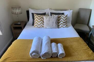 בית מלון כפרי The Globe Inn