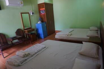 בית מלון כפרי Thumneab Guesthouse