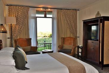 Отель Bakubung Bush Lodge