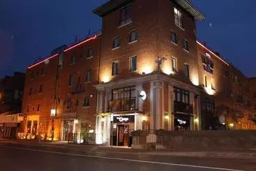 Hotel Sarsfield Bridge