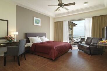 فندق Legend Cherating Beach Resort