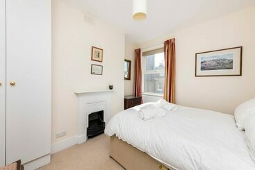Mökkimajoitus Fabulously British 3 Bed House Near Battersea Park