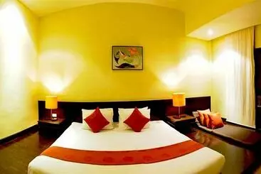 Iyara Beach Hotel And Plaza