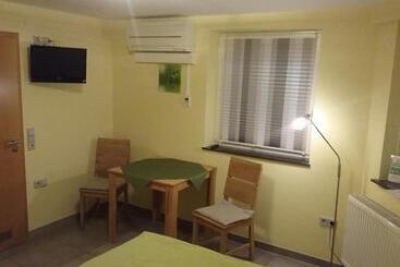 Gästezimmer , Pension Wauri