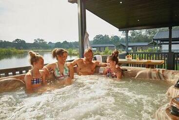 منتجع Woodhall Country Park Lodges