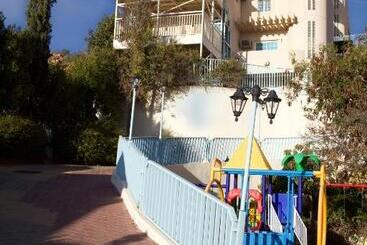 Huoneistohotelli Seven Garden Alhada Suites