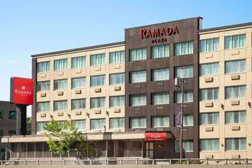 Отель Ramada Plaza By Wyndham Montreal