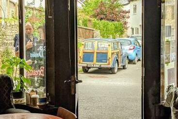 민박 The Bear Bread Bakery, Boutique En Suite Rooms With Breakfast In The Bakery, In The Heart Of Colyton