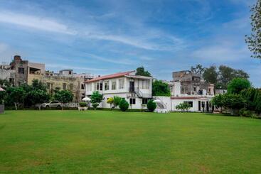 Bed and Breakfast Family Vacay In Green Settings