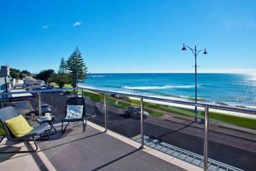 Отель Penguin Waterfront Escape