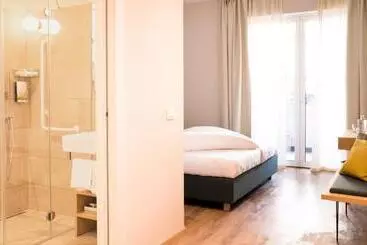 Flora Hotel & Suites