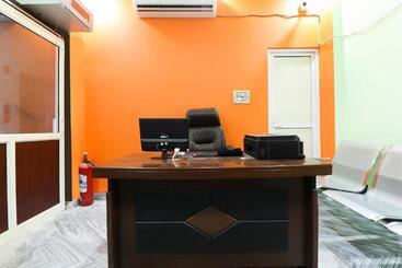 هتل Flagship Fanatic Inn And Banquet Near Chaudhary Charan Singh International Airport