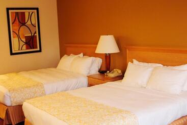 فندق Whispering Hills Inn