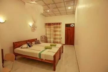 Hotel Julia Safari Inn