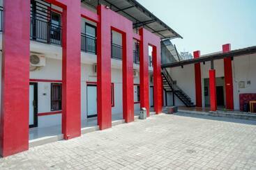 Pensiune Reddoorz Syariah Near Alun Alun Tegal