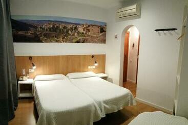 پانسیون Hostal Restaurante Cornella