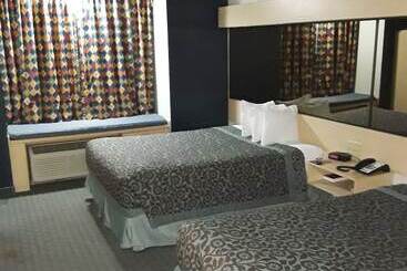 Отель Days Inn & Suites By Wyndham Hutchinson