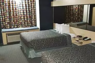 Отель Days Inn & Suites By Wyndham Hutchinson