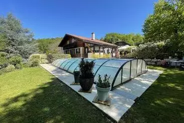 Aamiaismajoitus (B&B) Le Chalet Des Pesettes