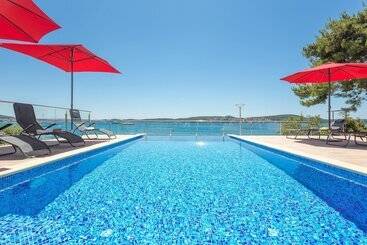 Отель Gem Of The Sea Alenka