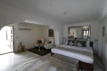 Hotel Talabgaon Castle