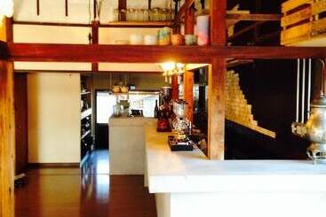 Cafe & Guest House Slams Dunkburger   Hostel