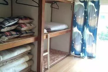 Cafe & Guest House Slams Dunkburger   Hostel