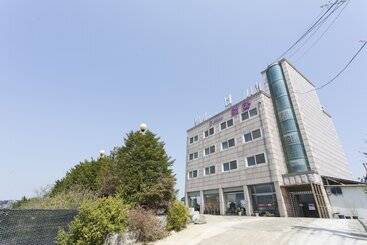 Pension (Hôtel basse catégorie) B House