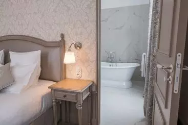 Pensione Château De Montabert