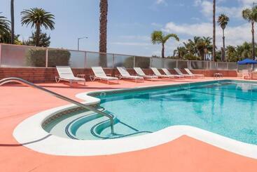 فندق على الطريق Super 8 By Wyndham Santa Barbara/goleta