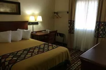 فندق على الطريق Super 8 By Wyndham Grand Forks