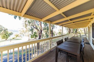 בית מלון כפרי Reflections Wyangala Waters Holiday Park