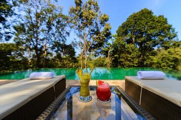 هتل Wayanad Wild Rainforest Lodge By Cgh Earth